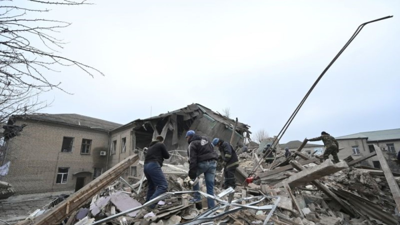 Arsip - Tim penyelamat bekerja di lokasi bangsal bersalin sebuah rumah sakit yang dihancurkan oleh serangan rudal Rusia, saat serangan mereka ke Ukraina berlanjut, di Vilniansk, wilayah Zaporizhzhia, Ukraina, 23 November 2022. (ANTARA/REUTERS/Stringer/as)