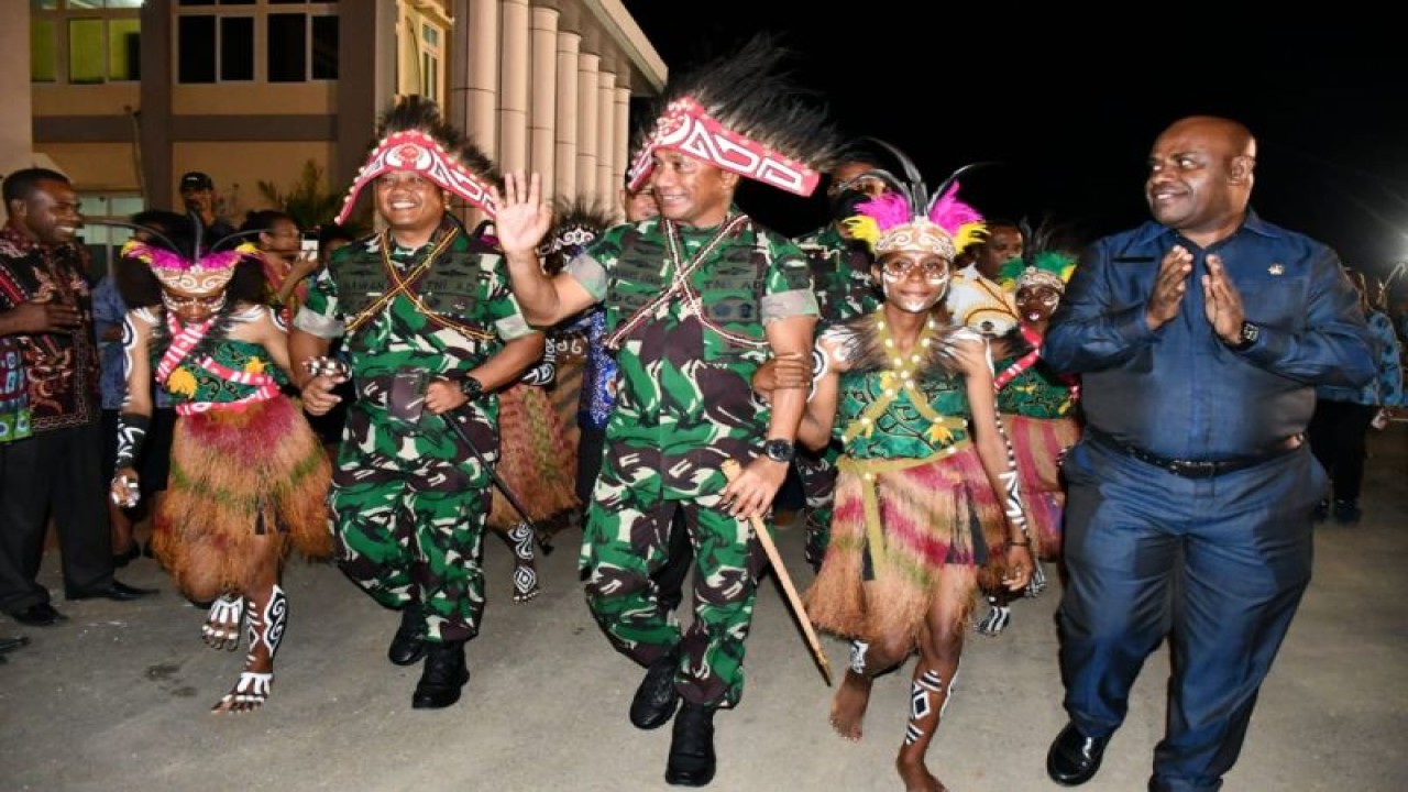 Panglima Lodam XVIII/Kasuari, Mayor Jenderal TNI Gabriel Lema, saat menghadiri kegiatan silaturahmi dengan jajaran Forkopimda, Organisasi Perangkat Daerah bersama para tokoh masyarakat Kabupaten Maybrat, Papua Barat. ANTARA/HO-Penerangan Kodam XVIII/Kasuari