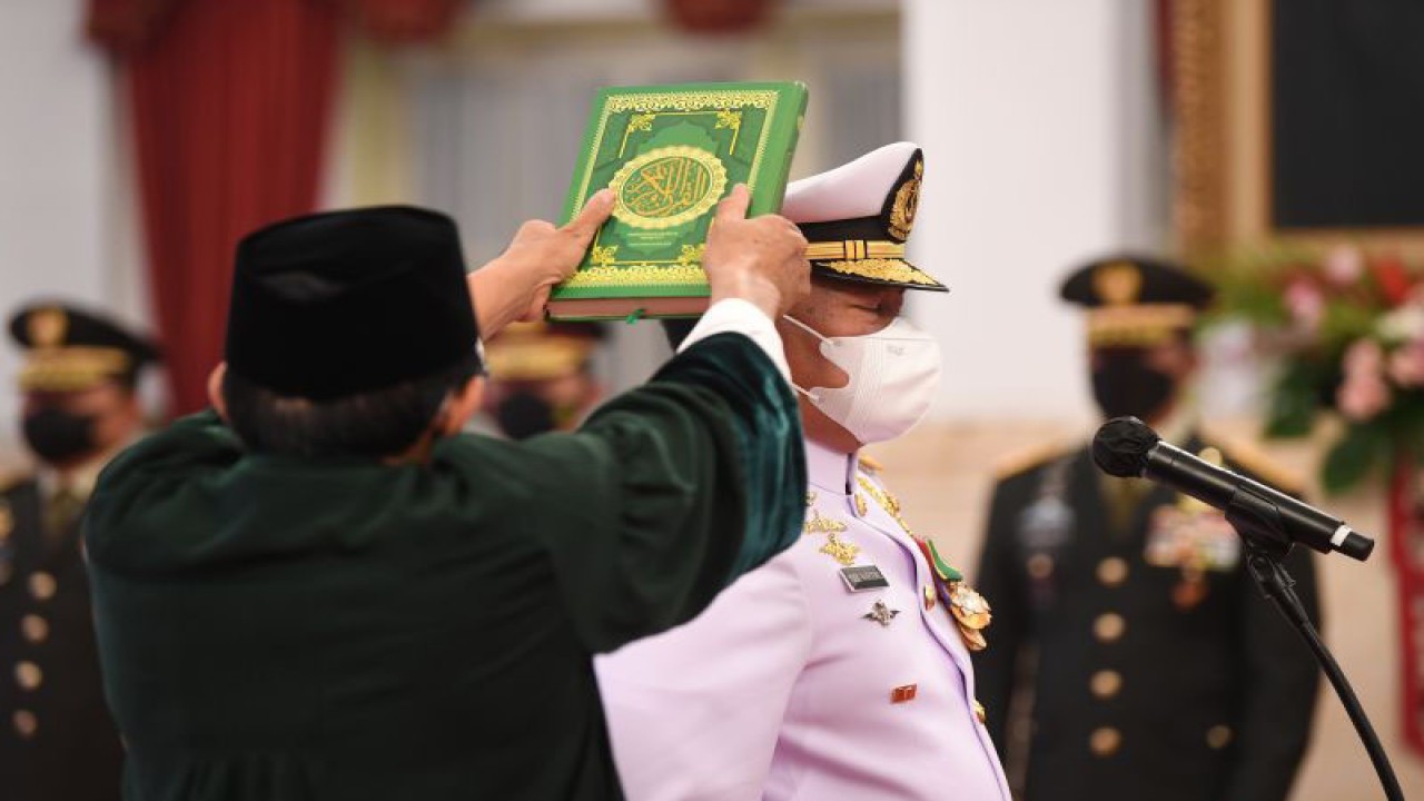 Panglima TNI Laksamana TNI Yudo Margono disumpah saat pelantikan di Istana Negara, Jakarta, Senin (19/12/2022). (ANTARA FOTO/Akbar Nugroho Gumay/foc)