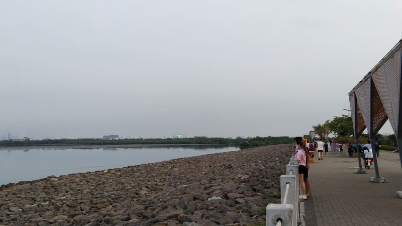 Arsip Foto - Warga menikmati pemandangan laut di Pantai Maju Bersama, Jakarta Utara, Minggu (10/4/2022). ANTARA/Dewa Ketut Sudiarta Wiguna