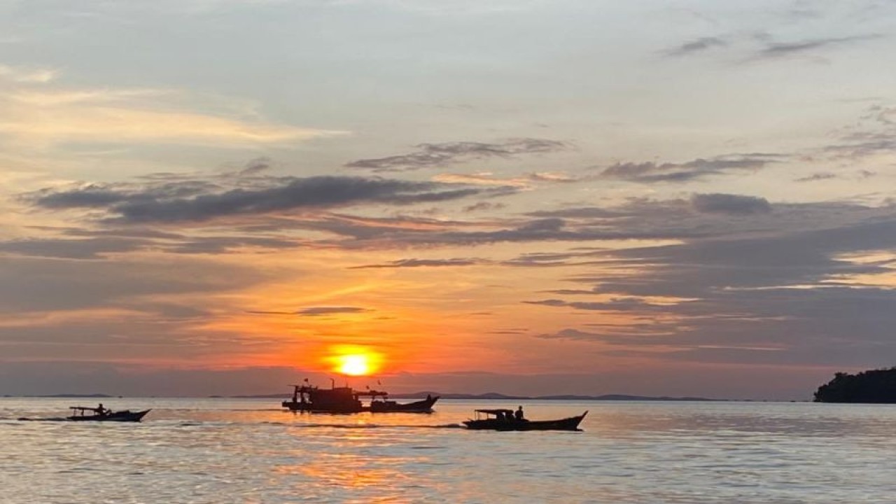 Sejumlah warga menggunakan perahu melintasi Perairan Pulau Penyengat, Kota Tanjungpinang.ANTARA/Nikolas Panama