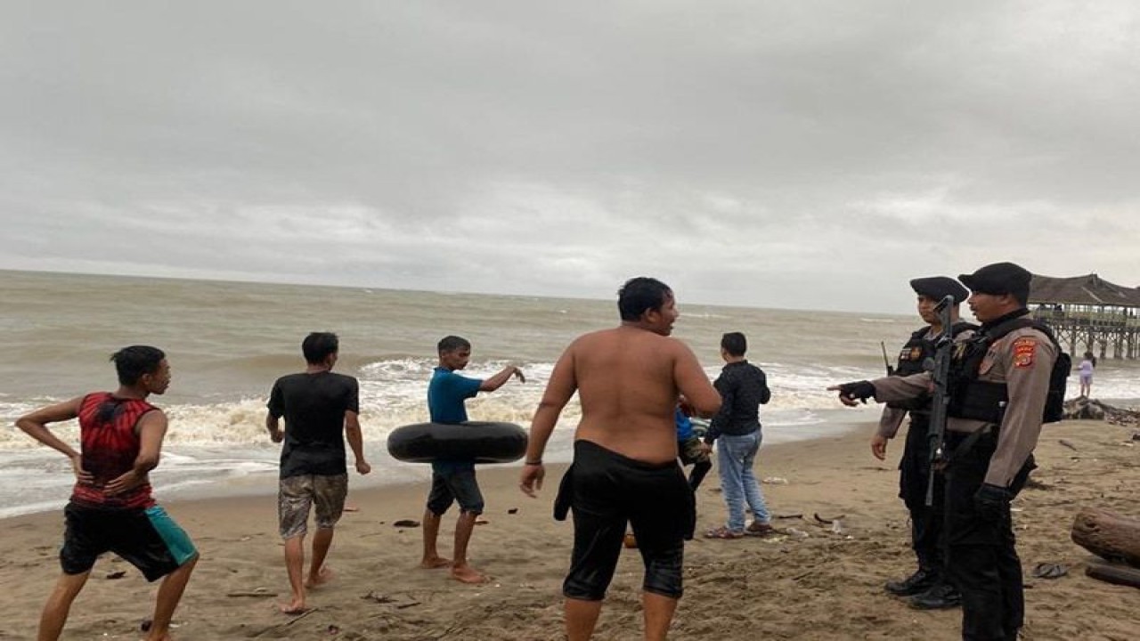 Dokumentasi - Polisi berpatroli di kawasan pantai di Kabupaten Aceh Utara. ANTARA/HO/Bidhumas Polda Aceh