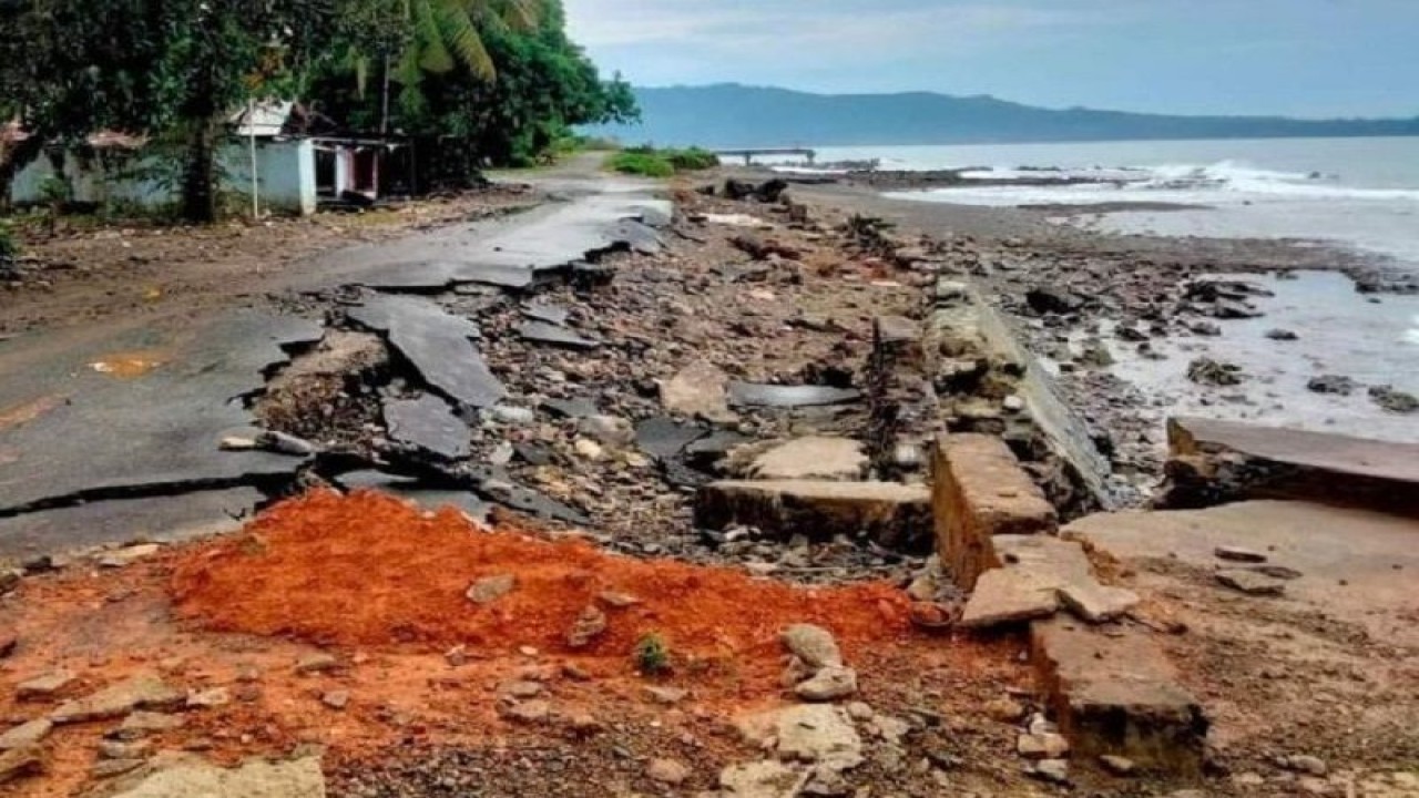Gelombang tinggi menghantam talud penahan pantai dan badan jalan di kawasan Leihitu Barat (Pulau Ambon) Kabupaten Maluku Tengah mengakibatkan akses jalan terhambat pada Jumat (30/12/2022). (ANTARA/HO/anggota DPRD Maluku Ruslan Hurasan)