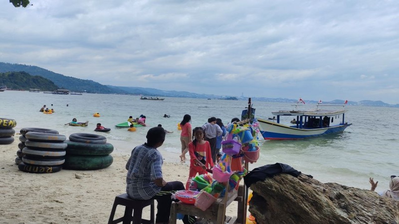 Suasana salah satu pantai di Kabupaten Pesawaran menjelang malam pergantian tahun. Pesawaran, Sabtu (31/12/2022). ANTARA/Ruth Intan Sozometa Kanafi