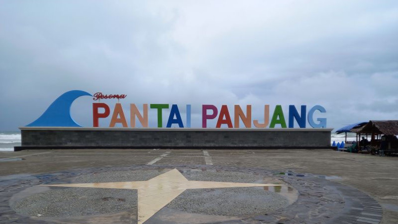Tiga Pokdarwis bantu kelola objek Wisata Pantai Panjang Kota Bengkulu. ANTARA/Anggi Mayasari