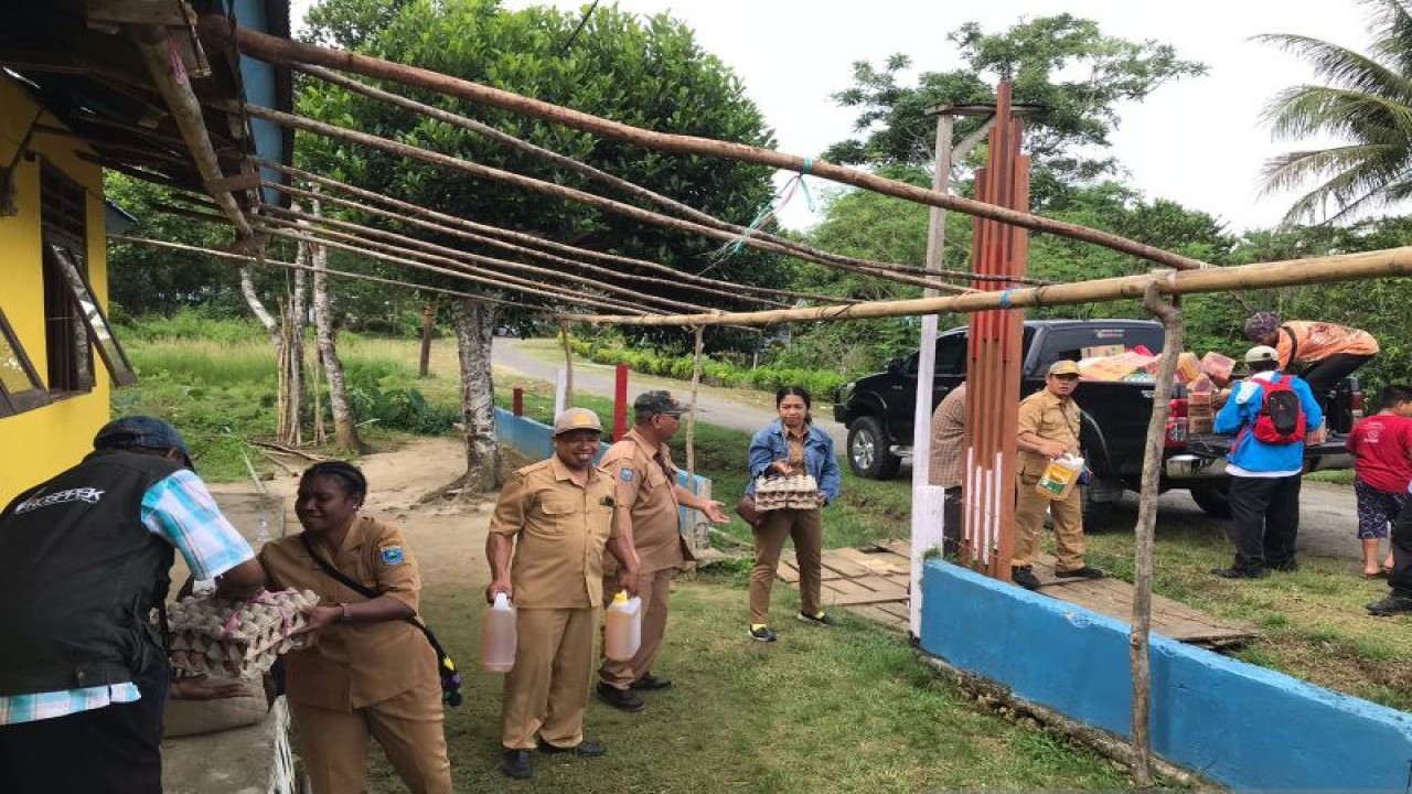 Penyerahan bingkisan Natal untuk Anak Yatim di Panti Asuhan Semi Meta Bahagia (ANTARA/Tri Adi Santoso)