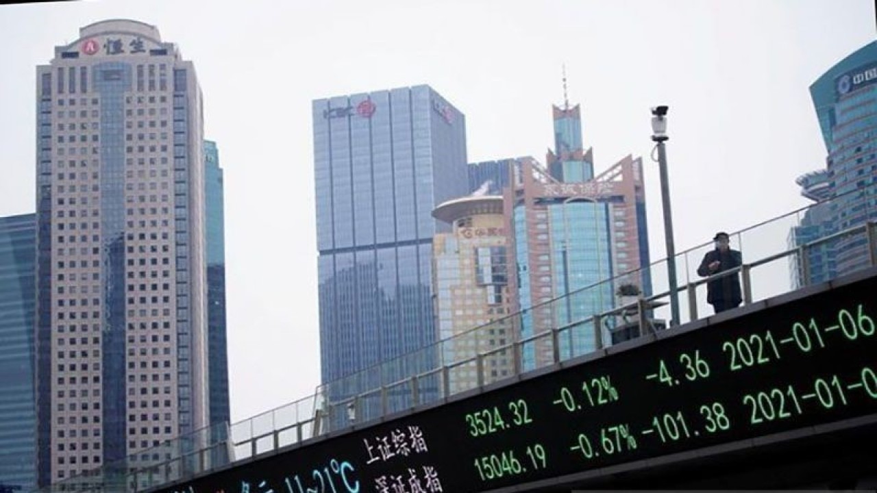 Papan elektronik yang menunjukkan indeks saham Shanghai dan Shenzhen di distrik keuangan Lujiazui, Shanghai, China. ANTARA/REUTERS/Aly Song/am.