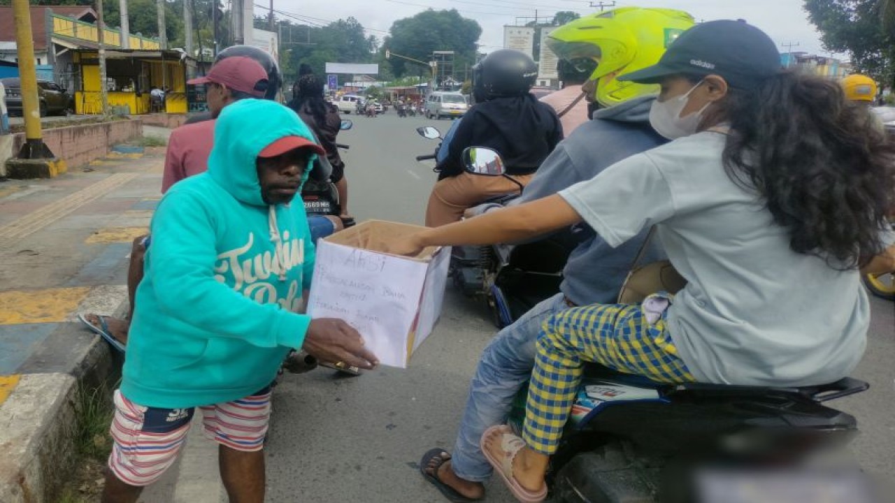 Penyandang disabilitas melakukan penggalangan dana di Jalan Trikora Wosi, Kabupaten Manokwari, Provinsi Papua Barat, Jumat (16/12/2022). (ANTARA/HANS ARNOLD KAPISA)