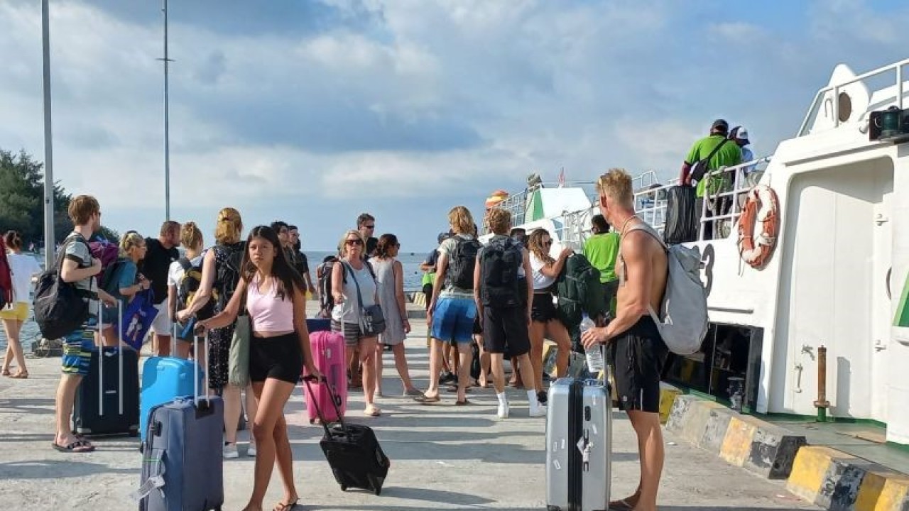 Para turis mancanegara turun dari kapal cepat di dermaga Pelabuhan Gili Trawangan, Kabupaten Lombok Utara, Nusa Tenggara Barat. (ANTARA/Awaludin)