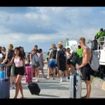 Para turis mancanegara turun dari kapal cepat di dermaga Pelabuhan Gili Trawangan, Kabupaten Lombok Utara, Nusa Tenggara Barat. (ANTARA/Awaludin)-1671165357