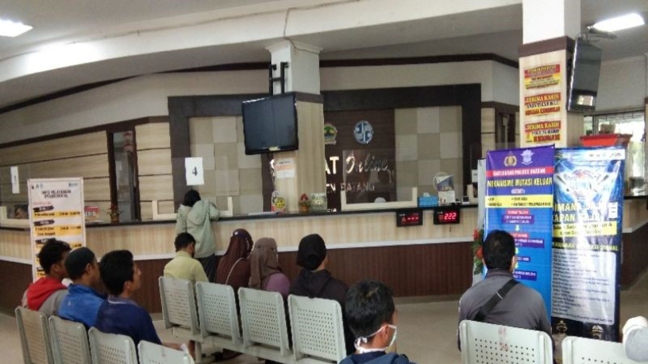 Para wajib pajak kendaraan sedang menunggu antrean pembayaran pajak kendaraan di Samsat Kabupaten Batang, Senin (5/12/2022). (ANTARA/Kutnadi)