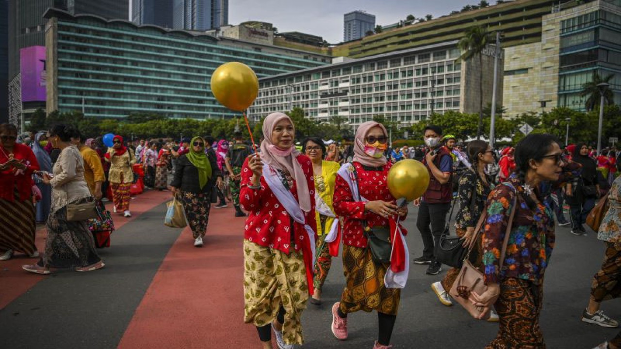 Sejumlah perempuan mengikuti parade kebaya dalam kampanye Gerakan Kebaya Goes to UNESCO saat hari bebas berkendaraan bermotor atau Car Free Day, di kawasan Bundaran Hotel Indonesia, Jakarta, Minggu (6/11/2022). . ANTARA FOTO/Galih Pradipta/foc. ( (ANTARA FOTO/GALIH PRADIPTA)