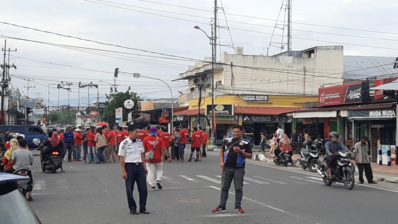 Personel Dinas Perhubungan Kota Pariaman sedang mengatur lalu lintas di Pariaman. (ANTARA/Aadiaat M.S)
