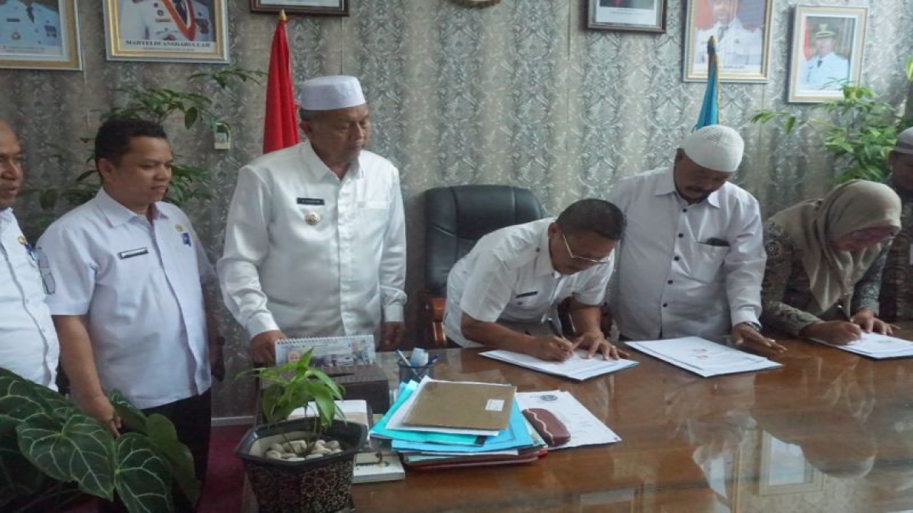 Pemerintah Kabupaten Pasaman Barat, Sumbar, Rabu (21/12/2022) menandatangani kerja sama atau Memorandum of Understanding (MoU) dengan Badan Penyelenggara Jaminan Sosial (BPJS) Cabang Bukittinggi untuk pengobatan gratis bagi warga daerah itu mulai 1 Januari 2023. FOTO ANTARA/HO-Pemkab Pasaman Barat