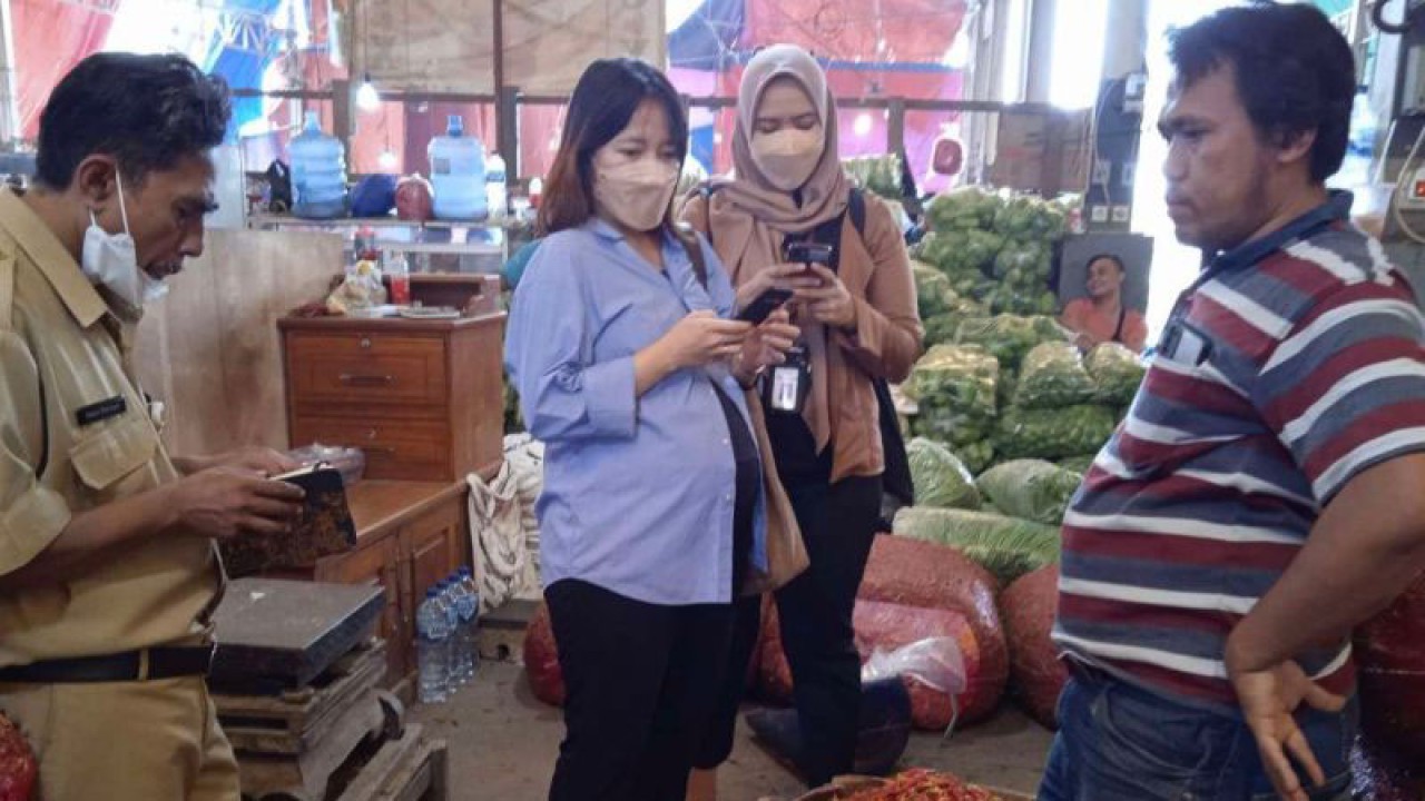 Tim Monitoring Pemerintah Kabupaten Bekasi, Jawa Barat, mengecek persediaan bahan kebutuhan pokok di Pasar Induk Cibitung, Jumat (23/12/2022). ANTARA/Pradita Kurniawan Syah
