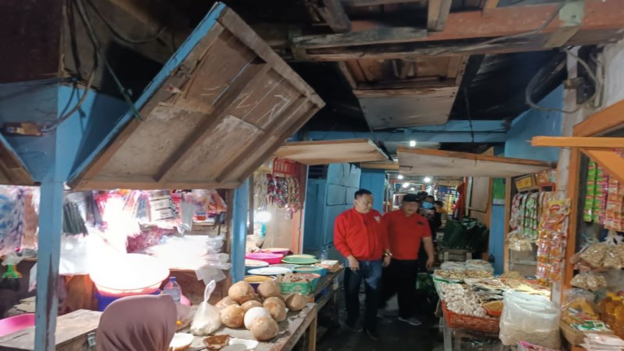 Wakil Ketua Komisi B Bidang Perekonomian DPRD Surabaya Anas Karno saat mengunjungi Pasar Kendangsari, Kota Surabaya, Jawa Timur, Senin (26/12/2022). (ANTARA/HO-DPRD Surabaya)