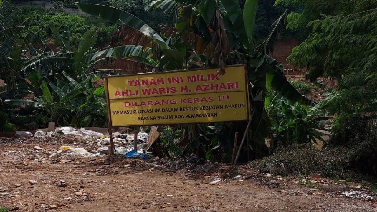 Spanduk penolakan terhadap pengerjaan proyek saringan sampah Ciliwung di Pasar Rebo, Jakarta, Rabu (14/12/2022). ANTARA/Yogi Rachman
