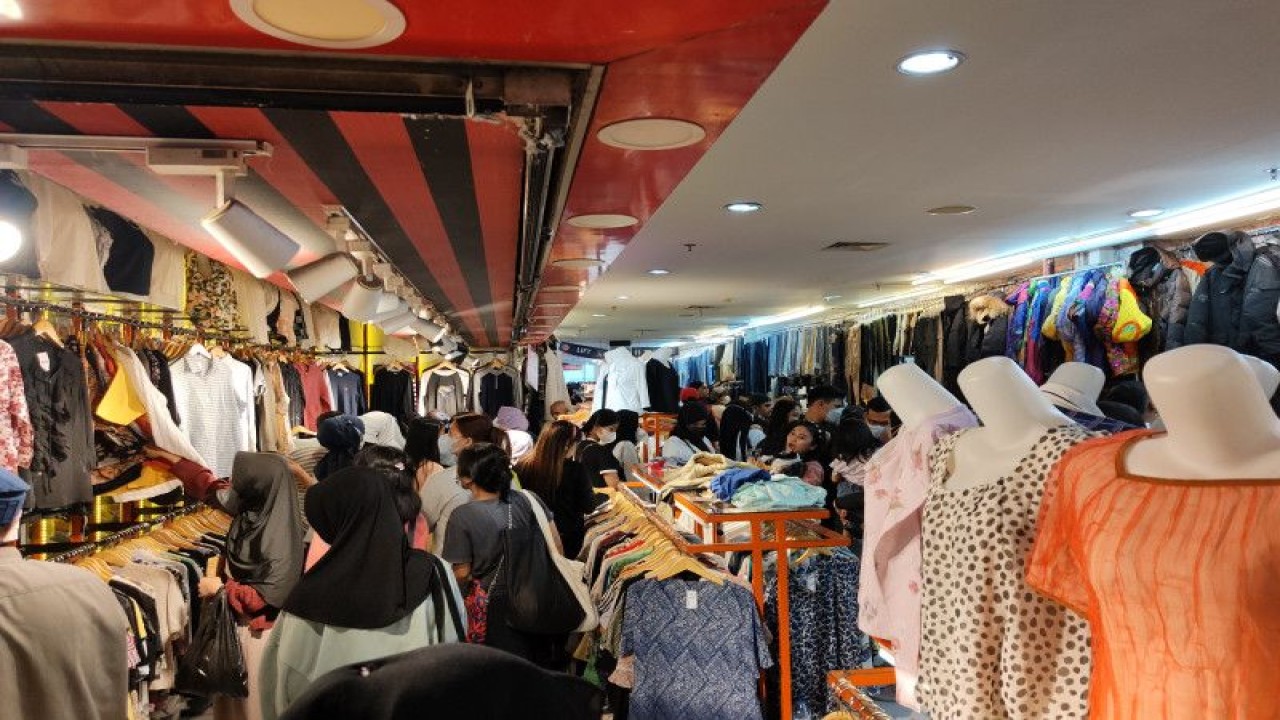 Situasi pusat penjualan pakaian bekas di Pasar Senen, Jakarta Pusat, Sabtu (31/12/2022). (ANTARA/Ricky Prayoga)
