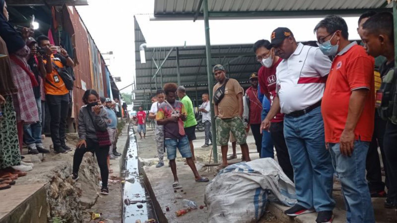 Bupati Manokwari Hermus Indou (baju putih) meninjau kawasan Pasar Wosi pada Jumat (2/12/2022). (ANTARA/Rachmat Julaini)