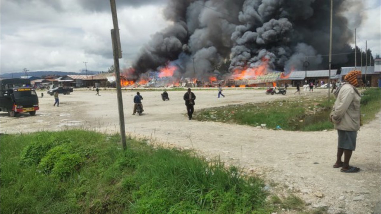 Pasar yang dibakar sekelompok warga. (Net)