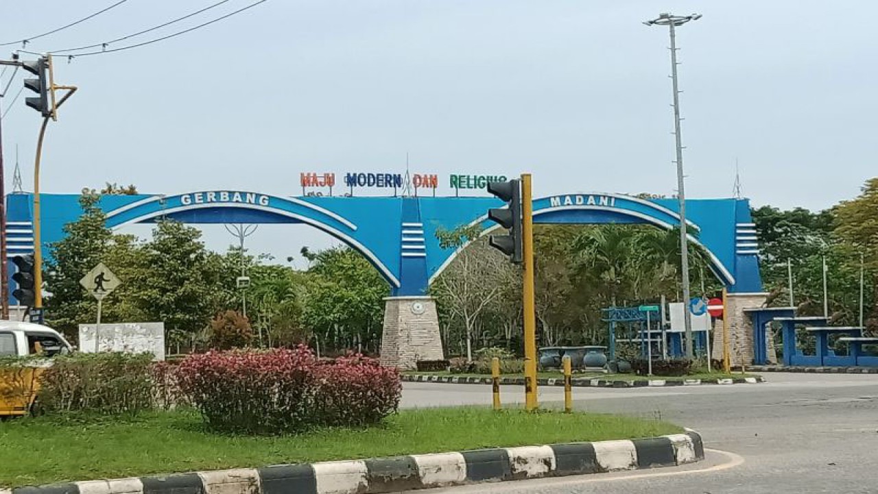 Gerbang Madani Kabupaten Penajam Paser Utara (ANTARA/Novi Abdi-Bagus Purwa)