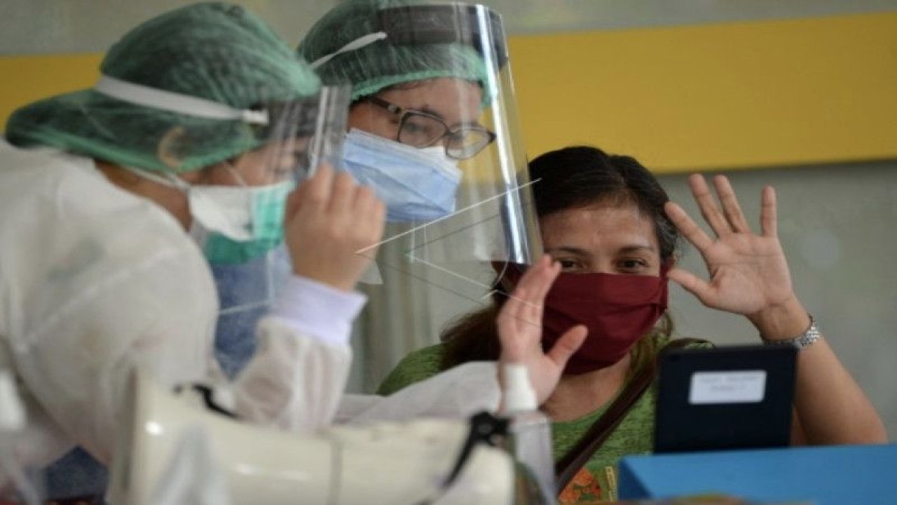 Warga untuk menghubungi kerabatnya yang menjadi pasien melalui layanan panggilan video di fasilitas Pojok Sahabat di Rumah Sakit Umum Pusat Nasional (RSUPN) Dr. Cipto Mangunkusumo, Jakarta, Kamis (30/4/2020). Pihak rumah sakit menyediakan fasilitas Pojok Sahabat kepada warga yang ingin menghubungi pasien suspect maupun positif terinfeksi virus corona yang tidak memiliki atau tidak mampu mengoperasikan alat komunikasi. (ANTARA FOTO/Aditya Pradana Putra/NZ).