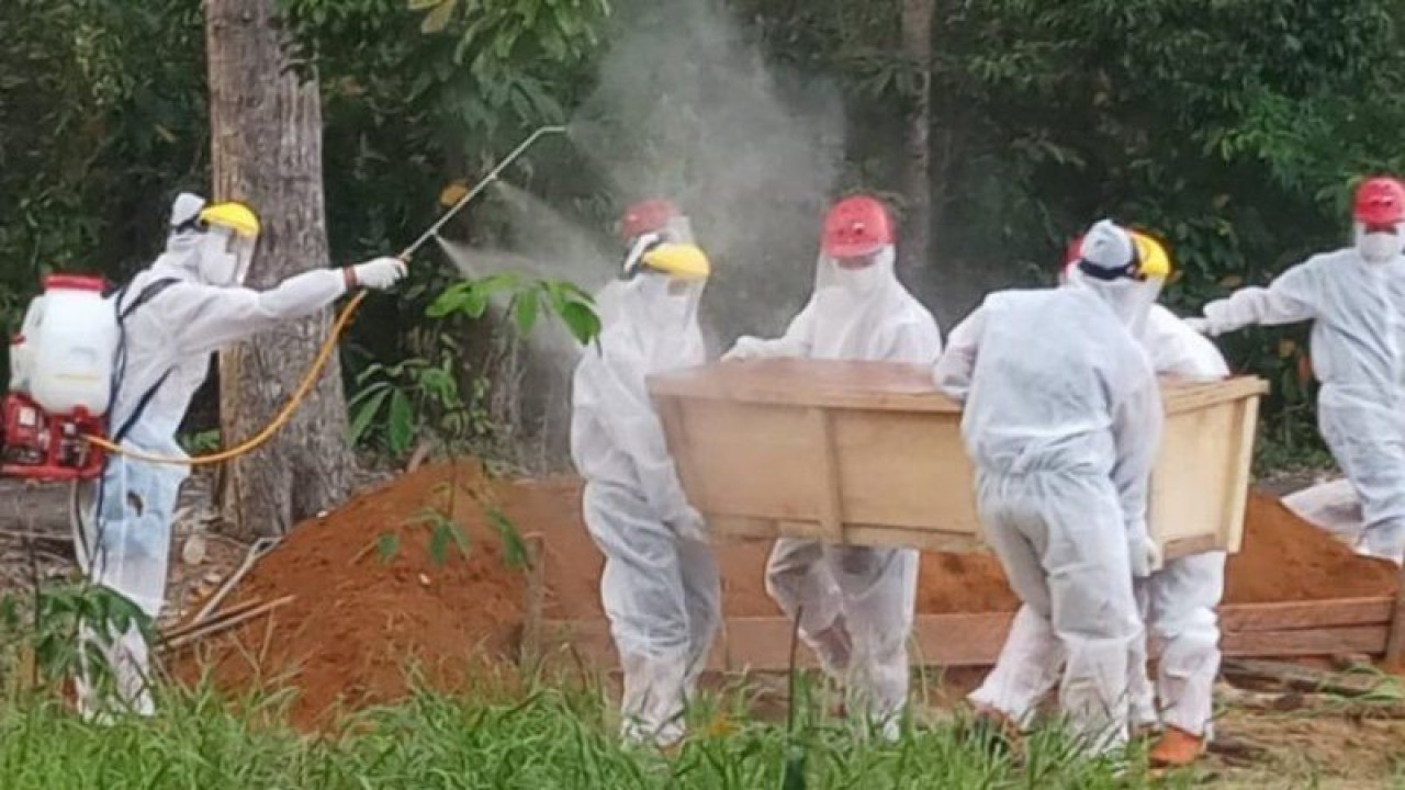 Ilustrasi - Satgas Penanganan COVID-19 Provinsi Kepulauan Babel memakamkan pasien COVID-19 yang meninggal dengan protokol kesehatan ketat. ANTARA/Aprionis