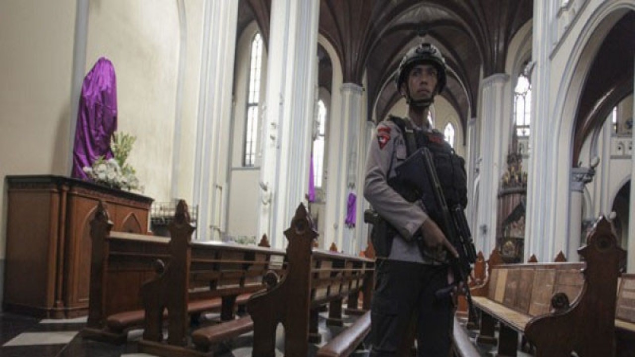 Pengamanan Katedral Jelang Paskah Anggota Brimob Polri berjaga saat sterilisasi jelang ibadah Kamis Putih di Gereja Katedral, Jakarta, Kamis (13/4/2017). ANTARA FOTO/Muhammad Adimaja