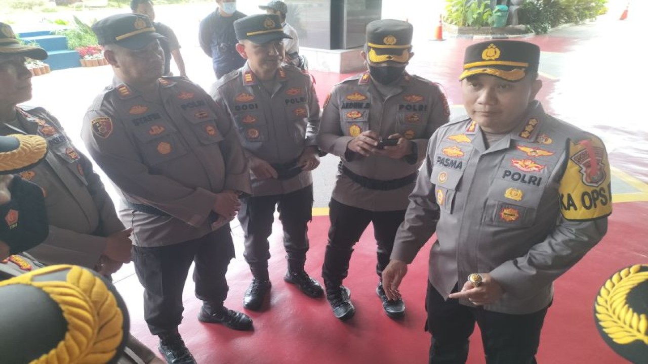 Kapolres Metro Jakarta Barat, Kombes Pasma Royce, saat berkontribusi dengan delapan Kapolsek di kantor Wali Kota Jakarta Barat, Kamis (22/12/2022). ANTARA / Walda