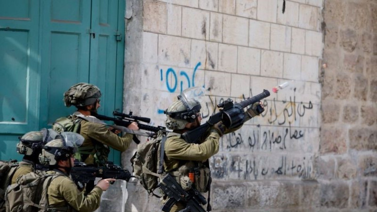 Arsip - Sejumlah tentara Israel menggunakan senjata di tengah bentrokan dengan warga Palestina, di Hebron, wilayah pendudukan Tepi Barat, 1 April 2022. (ANTARA/REUTERS/Mussa Qawasma/as)