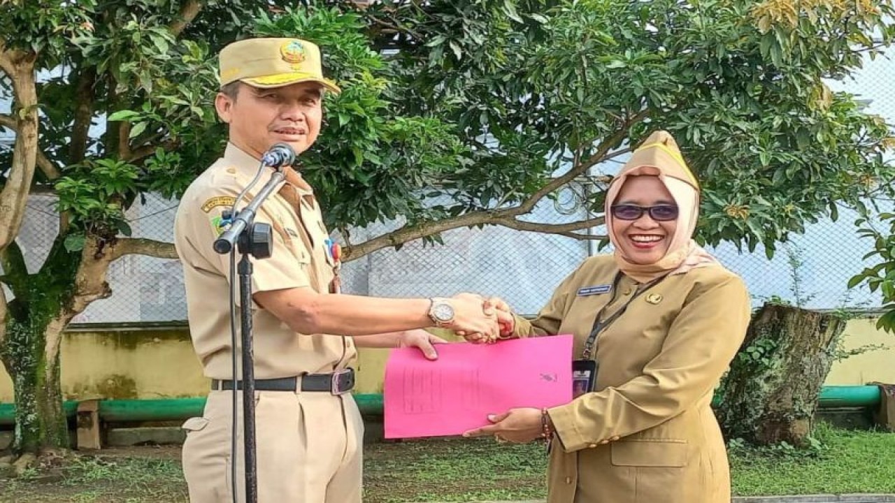 Kabid Pembinaan PAUD dan Dikmas Dinas Pendidikan (Dindik) Kabupaten Banyumas Tri Asih Kartikowati menyerahkan piagam perhargaan yang diraih Dindik Banyumas dari BAN PAUD dan PNF Provinsi Jawa Tengah kepada Kepala Dindik Kabupaten Banyumas Joko Wiyono di Purwokerto, Banyumas, Senin (5/12/2022). ANTARA/HO-Pemkab Banyumas