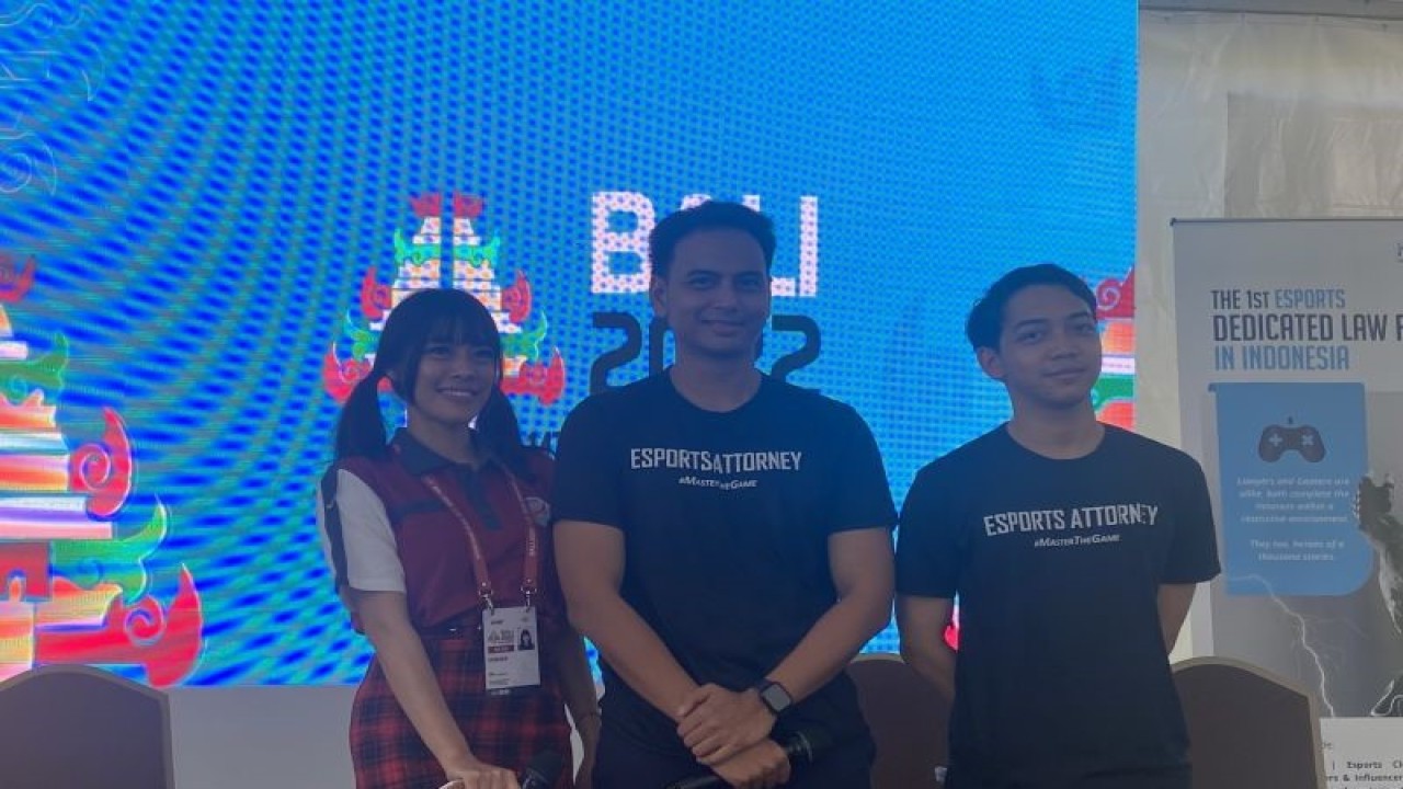 Kepala bidang legal Pengurus Besar Esports Indonesia (PB ESI) Yudistira (tengah) berfoto usai temu wicara pada Indonesia Esports Summit 2022 di Merusaka, Nusa Dua, Bali, Selasa (7/12/2022). (ANTARA/Arindra Meodia)