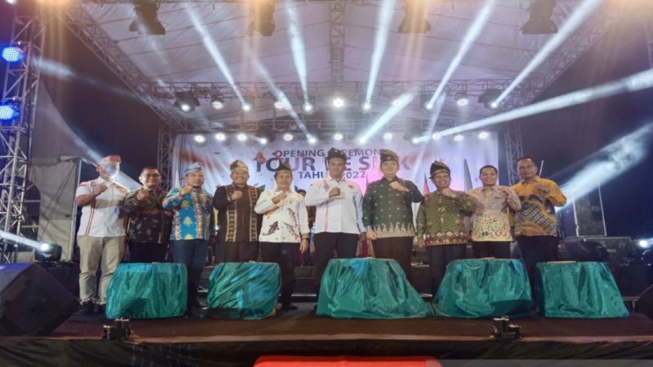 Pengurus PB ISSI Brigjend Suyudi AS bersama Gubernur Riau, Syamsuar, Kapolda Riau Irjen Pol Muhammad Iqbal, dan Bupati Siak, Alfedri menandai pembukaan Tour de Siak. (ANTARA/Bayu Agustari Adha)