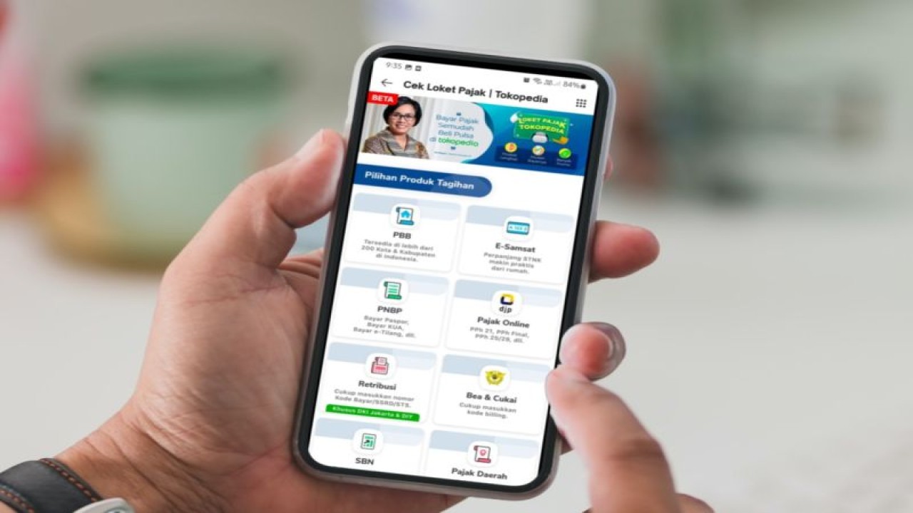 Ilustrasi pengguna membayar PBB melalui Tokopedia. (ANTARA/HO)