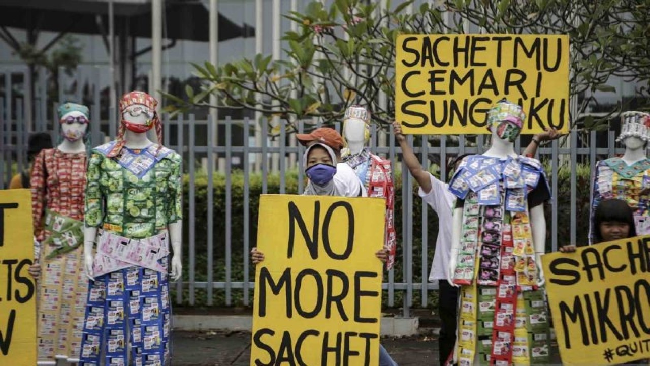 Aktivis lingkungan yang tergabung dalam Aliansi Zero Waste Indonesia (AZWI). berunjuk rasa di kawasan BSD, Tangerang, Banten, Rabu (15/6/2022). Mereka mendesak PT Unilever Indonesia untuk menghentikan produksi dan konsumsi sachet yang berpotensi mencemari saluran air dan kualitas udara serta dapat memperburuk kondisi lingkungan dan perubahan iklim. ANTARA FOTO/Fauzan/wsj.