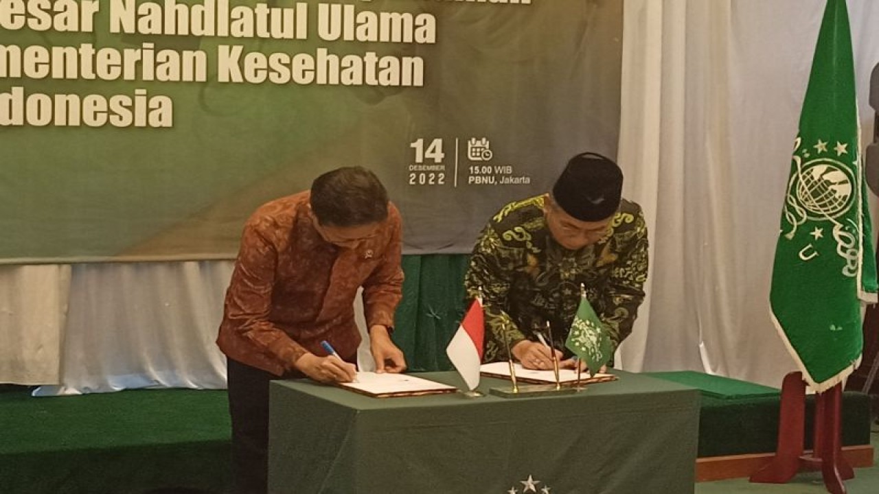 Menteri Kesehatan Budi Gunadi Sadikin dan Ketua Umum PBNU Yahya Cholil Staquf sesuai penandatanganan MoU di Gedung PBNU, Jakarta, Rabu (14/12/2022). (ANTARA/Asep Firmansyah)