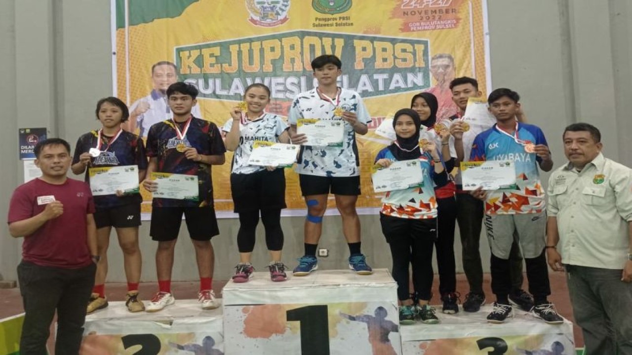 Para juara berfoto bersama usai pemberian penghargaan di Kejurprov Sulsel, 24-26 November 2022.ANTARA/HO-PBSI Sulsel.