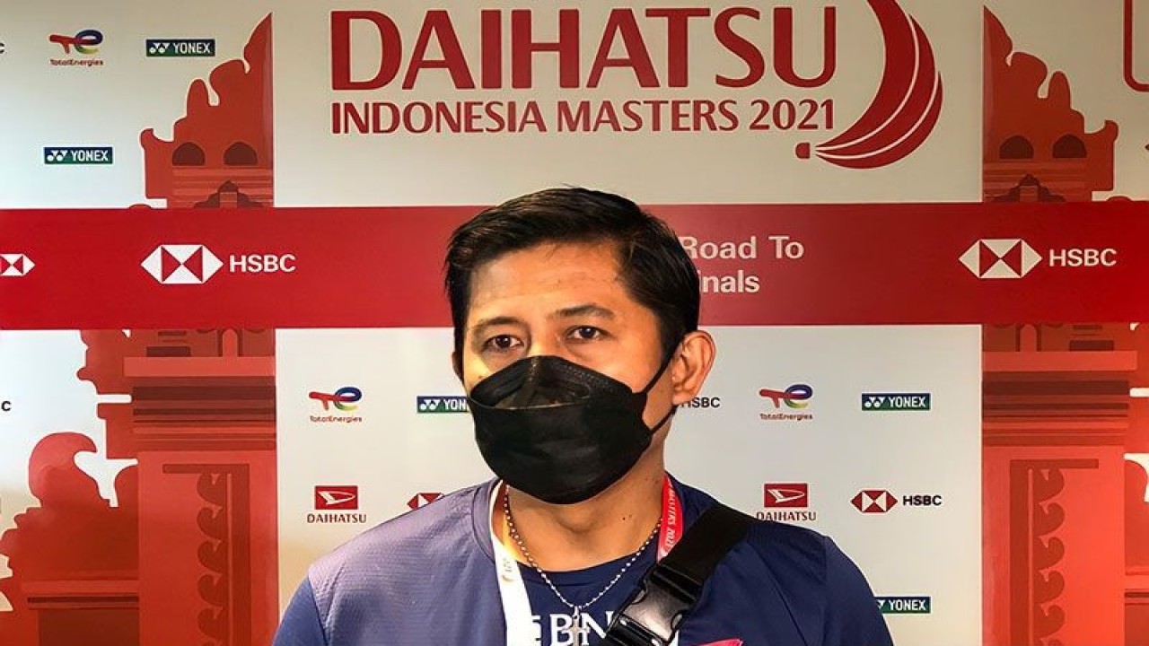 Arsip - Pelatih ganda campuran PP PBSI Nova Widianto saat ditemui di sela-sela kegiatan Indonesia Badminton Festival (IBF) 2021di Bali, Minggu (14/11/2021). ANTARA/Roy Rosa Bachtiar/pri.