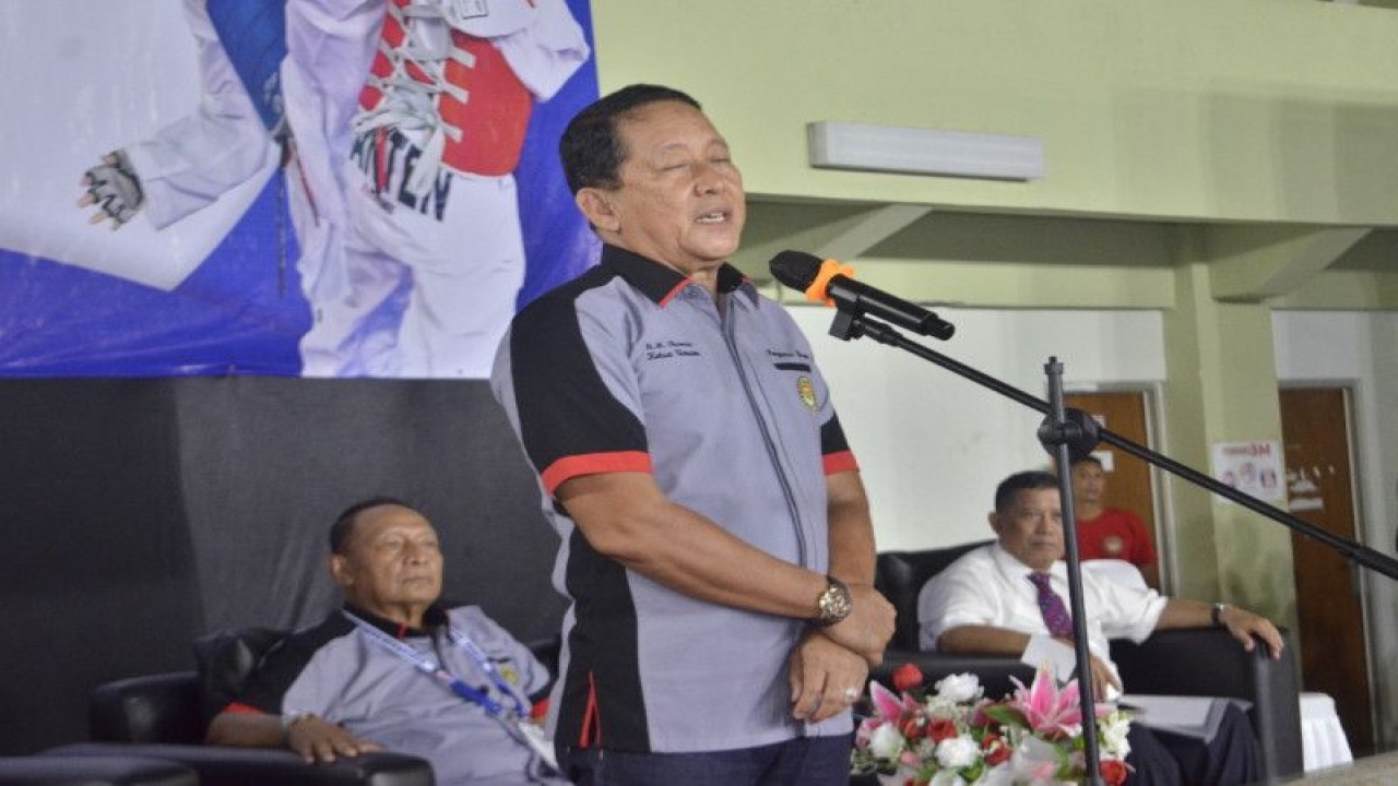 Ketua Umum PBTI Thamrin Marzuki menyampaikan selebrasi dalam penutupan Kejurnas Taekwondo 2022 di Stadion Taruna Sport Centre Fort, Tangerang, Banten, pekan (18/12/2022). (ANTARA/HO-PBTI)