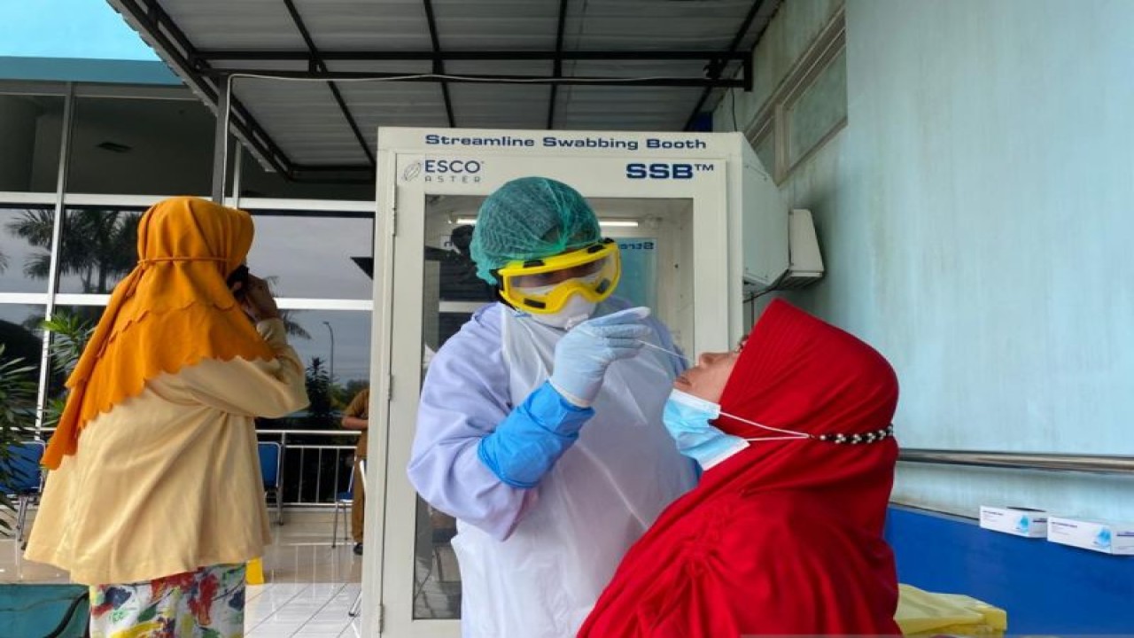 Salah satu warga Tanjungpinang tes usap dengan metode PCR di RSUP Kepri untuk mengetahui apakah dirinya tertular COVID-19 atau tidak.ANTARA/Nikolas Panama