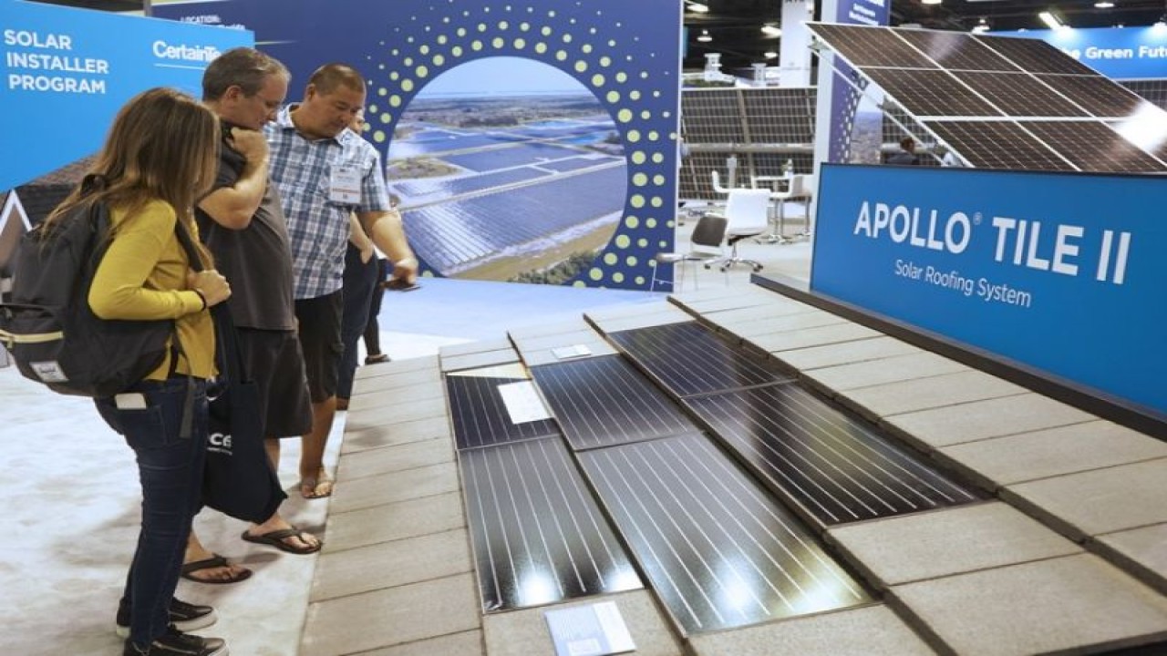 Foto Dokumen: Orang-orang mengunjungi pertunjukan "RE+ 2022" yang diadakan di Anaheim Convention Center di Orange County, California, Amerika Serikat pada 21 September 2022. ANTARA/Xinhua/Zeng Hui