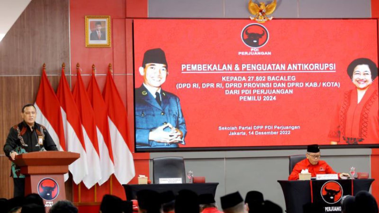 Ketua KPK Firli Bahuri saat menjadi pembicara pelatihan antikorupsi bagi Bacaleg PDI Perjuangan yang digelar di Sekolah Partai PDIP, Lenteng Agung, Jakarta, Rabu (14/12/2022). (ANTARA/HO-DPP PDI Perjuangan)