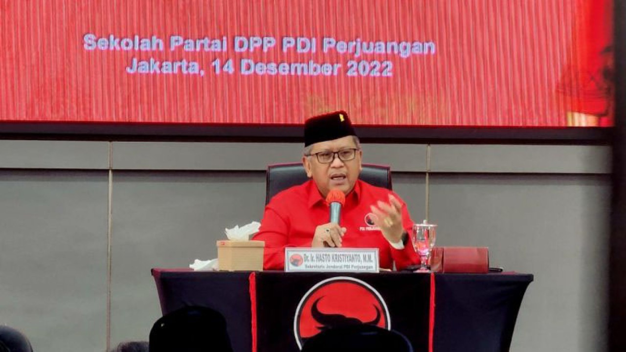 Sekjen DPP PDI Perjuangan Hasto Kristiyanto saat memberikan sambutan pada Pembekalan dan Penguatan Antikorupsi kepada 27.802 bacaleg (DPD RI, DPR RI, DPRD Provinsi dan DPRD Kab/Kota) dalam menghadapi Pemilu 2024 di Sekolah Partai PDIP, Lenteng Agung, Jakarta Selatan, Rabu (14/12/2022). ANTARA/HO-DPP PDI Perjuangan