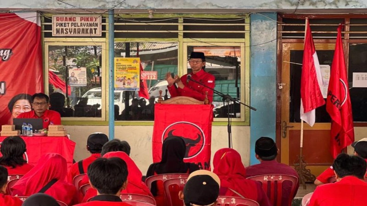 Ketua DPC PDI Perjuangan Kota Surabaya Adi Sutarwijono saat konsolidasi di sejumlah PAC Simokerto di Surabaya. ANTARA/HO-PDI Perjuangan Surabaya