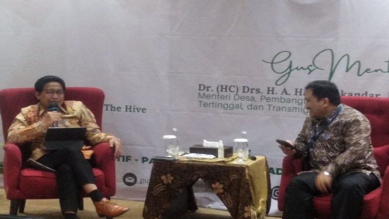 Mendes PDTT Abdul Halim Iskandar (kiri) didampingi Kepala Badan Pengembangan dan Informasi (BPI) Kemendes PDTT Ivanovich Agusta dalam acara Kaleidoskop Desa, Pembangunan Daerah Tertinggal dan Transmigrasi 2022 di Jakarta, Kamis (15/12/2022). (ANTARA/ Zubi Mahrofi)