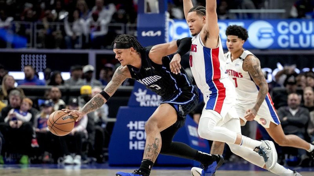 Foto arsip - Pebasket Orlando Magic Paolo Banchero (kiri) berusaha menjaga penguasaan bola di tengah kawalan ketat pemain Detroit Pistons Kevin Knox II dalam laga pembuka musim reguler NBA 2022-23 kedua tim di Little Caesars Arena, Michigan, Amerika Serikat, Rabu (19/10/2022) waktu setempat. (ANTARA/AFP/GETTY IMAGES/Nic Antaya)