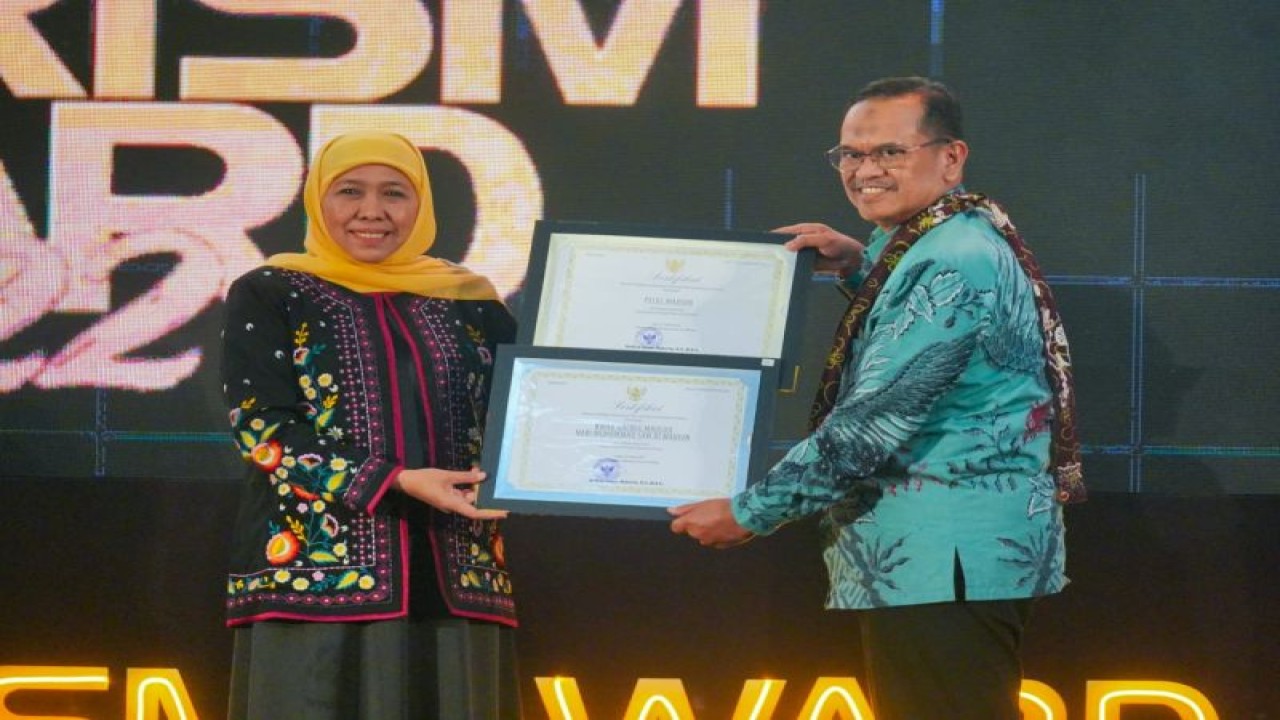Gubernur Jawa Timur Khofifah Indar Parawansa menyerahkan dua penghargaan pengakuan Pecel dan Grebeg Maulud Madiun sebagai warisan budaya tak benda kepada Sekda Kota Madiun Soeko Dwi Handiarto dalam ajang "East Java Tourism Award" (EJTA) 2022 di Kota Batu, Sabtu (10/12/2022). ANTARA/HO-Diskominfo Kota Madiun