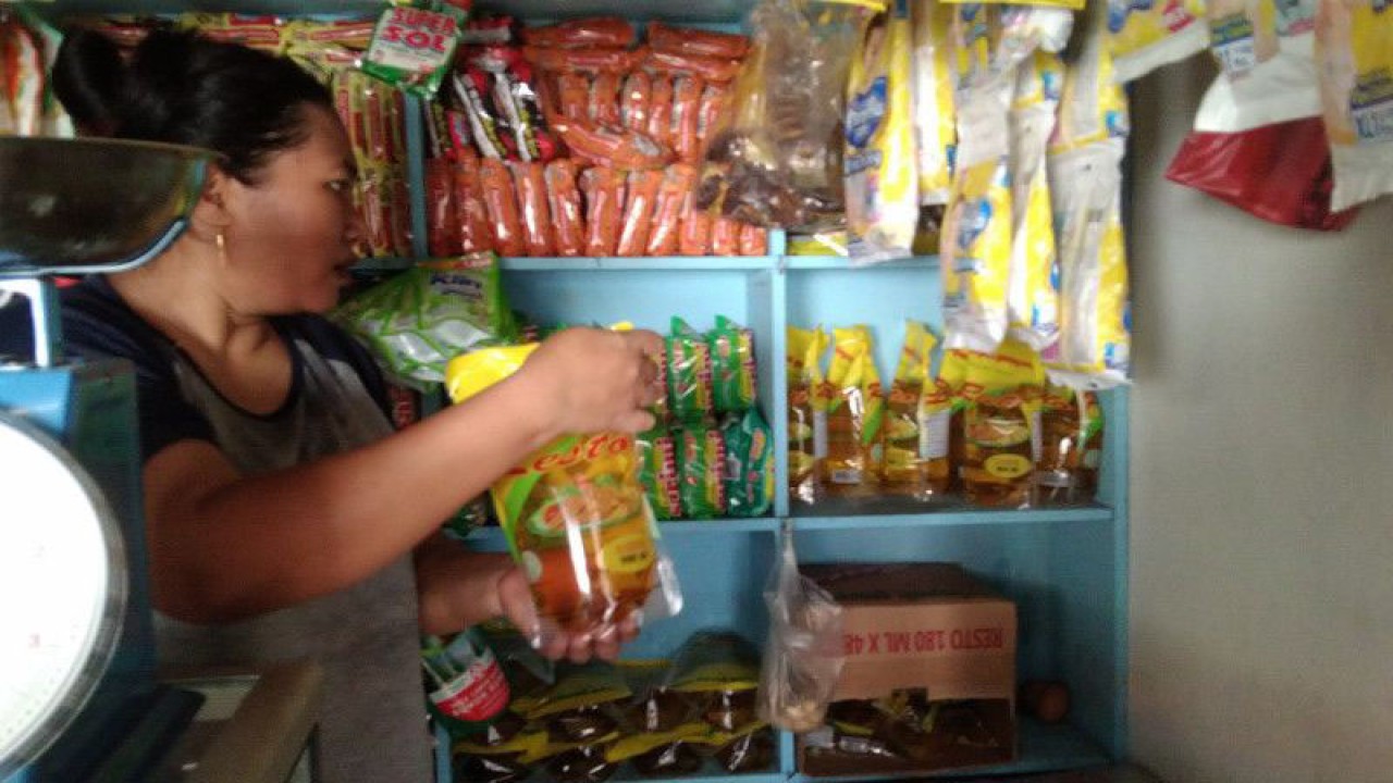 Pedagang menata kebutuhan pokok di salah satu toko kelontong di Jakarta Selatan, Rabu (16/3/2022) ANTARA/Dewa Ketut Sudiarta Wiguna