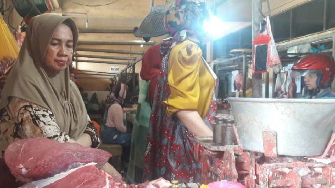 Pedagang daging sapi di Pasar Kliwon Temanggung menunggu pembeli. ANTARA/Heru Suyitno