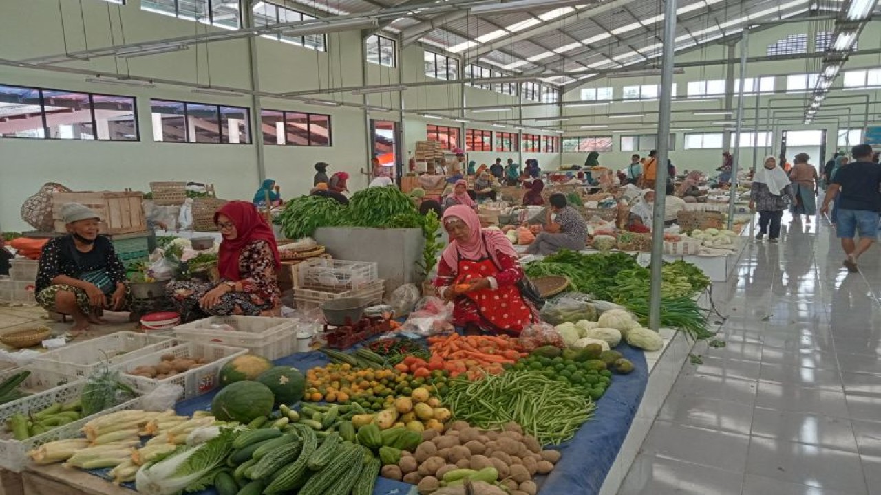 Pedagang kebutuhan pokok di pasar tradisional Kabupaten Bantul, DIY (ANTARA/Hery Sidik)